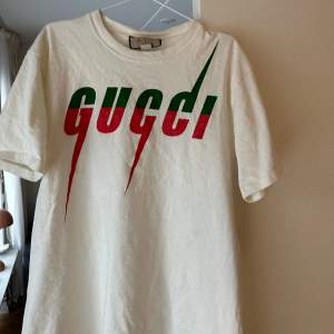 Säljer min Gucci T-shirt som är använd ett fåtal gånger. I helt ny skick. Köpt på guccci store i Stockholm.  Storlek m/L Nypris runt 6600kr