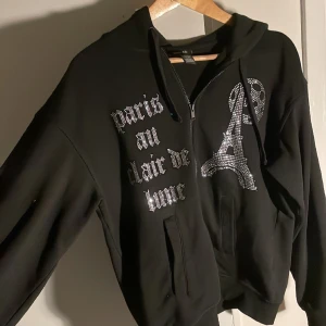 Bling lucid  - En snygg bling lucid tröja säljer för jag har växt ur den.  Strl xs sitter som s Använd fåtal gånger 499 just nu