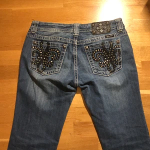 Miss me jeans - Jätte coola utsvängda och lågmidjade miss me jeans. Köpte på second hand i Danmark men i bra skick fortfarande. Skriv om ni vill ha bil på eller nått🫶🏻