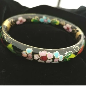 Armband  - VINTAGE BLACK AND GOLD CLOISONNE OPENING  BANGLE