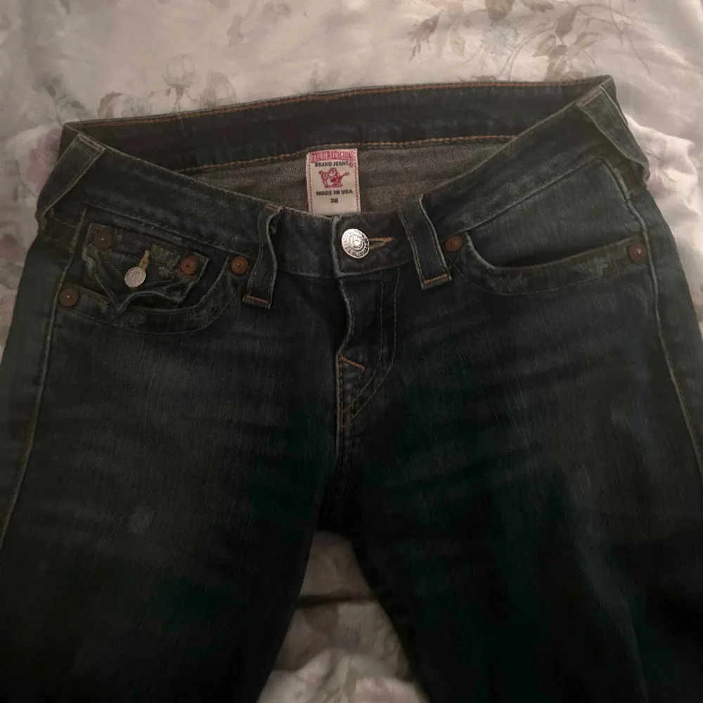 Nypris 550. INGA BILDER PÅ! Raka/skinny Lågmidjade True religion midjemått rakt över 36, innerbenslängden 69, benöppning runt 26 rakt över 13, ytterben 89. Köparen står för frakten använd helst köp nu 😊. Jeans & Byxor.