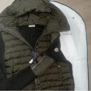 En riktig gammalpeng cardigan i den unika färgen oliv grön funkar året runt:) - En olivgrön moncler cardigan som knappt är använd för ett bra pris. 