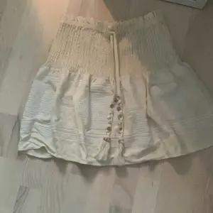 Säljer min jättefina kjol från zara få den var för stor, skulle även kunna byta till en i XS