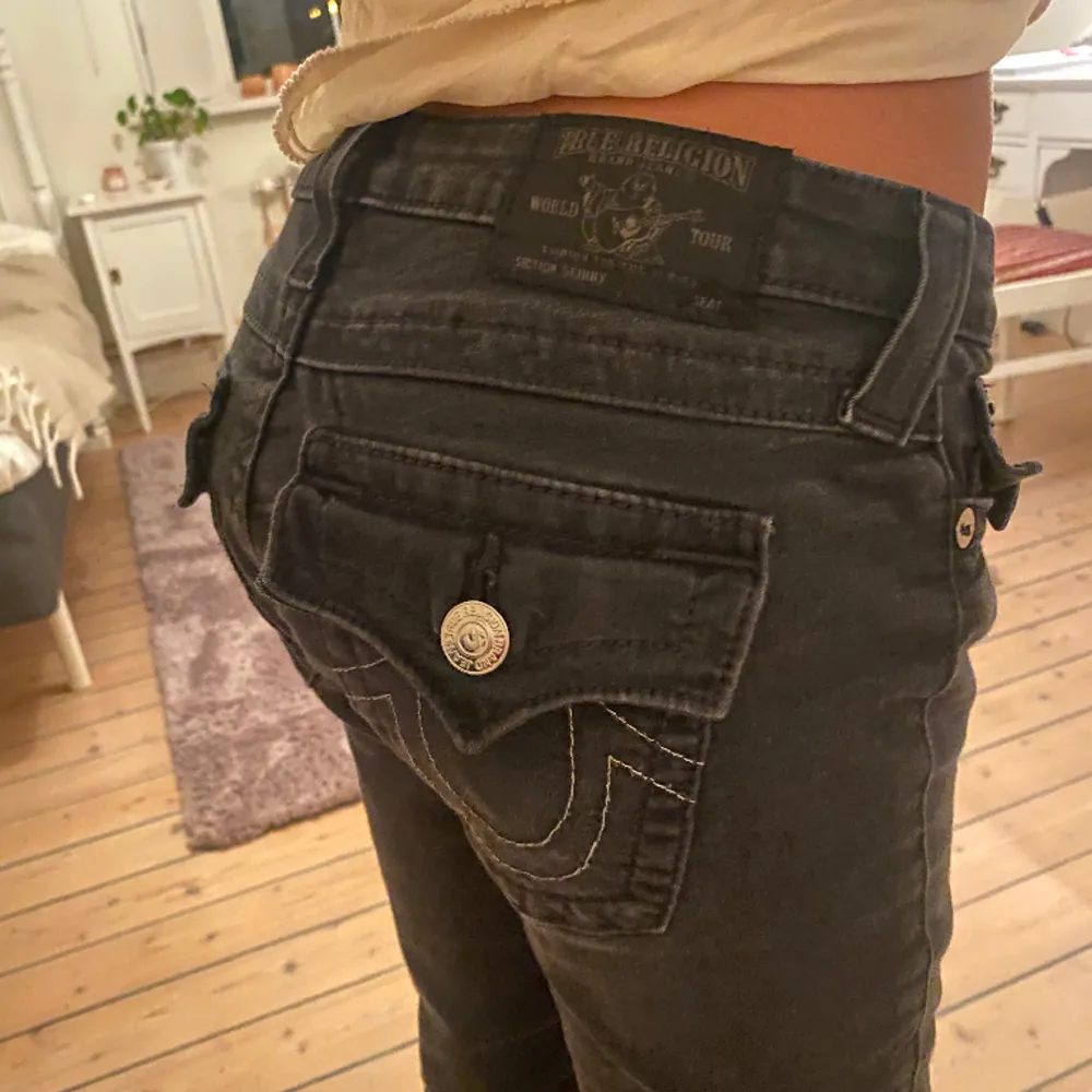 Sååå snygga TRUE RELIGION jeans. Dom är sydda till Bootcut då dom va Skinny innan. Dock har dom fått ett litet hål(se bild 3) men de är nåt som absolut går att sy lätt. Och en fläck på låret.Skulle säga att den passar nån från 161-163. Köpt för 900kr❤️. Jeans & Byxor.