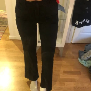 Bikbok kostymbyxor strl 36 - Väldigt bra skick, som nya. Passar XS-S. För små för mig som är  S/M. Raka med lite bootcut modell