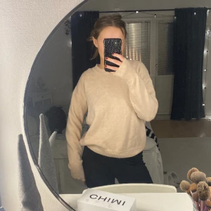 STICKAD TRÖJA - Stickad tröja i en superfin dammrosa, superljus färg! Bra skick🪩