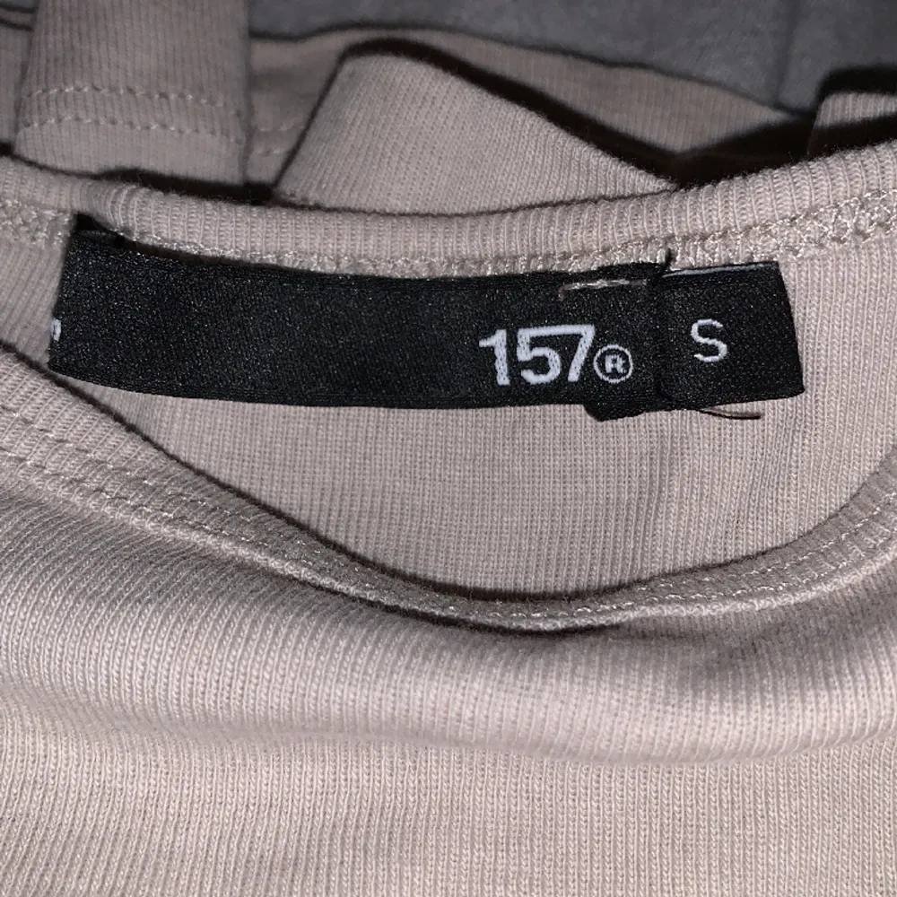 Säljer denna tröja ifrån lager 157. Knappt använd någonting . Toppar.