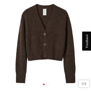 Kofta - Carin Wester - Stickad kofta i brun färg från Carin Wester. Modellen är croppad, den är i storlek L. Använd 1 gång! Frakt ingår i priset 🥰 nypris 499kr 💕