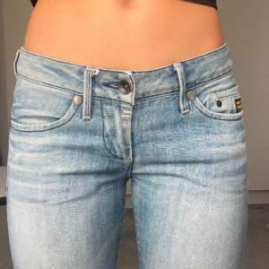 Balla jeans fårn G-star i lite stretchigare material. Jättebra skicka och bara använda ett fåtal ggr💝