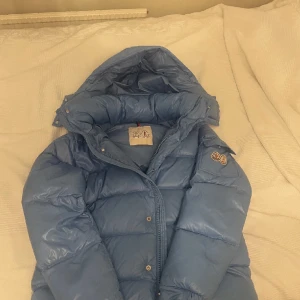 Moncler jacka  - Knappt använd! Passar M/L