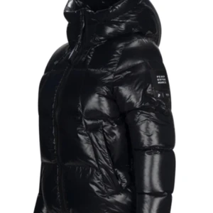 Moment jacka - Säljer min moment jacka från peak performance för jag inte längre andvönser den, den sitter som s men är m, liten i storlek kom med pris förslag, den är slutsåld överallt typ!