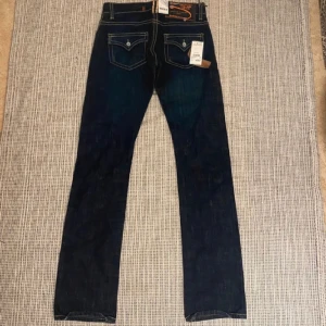 Low waist jeans - Helt oanvända och så fina low waist jeans med lapparna kvar! Storlek 26/34  Midjemått:37,5cm Innerbenslängd:88cm Originalpris är 949kr