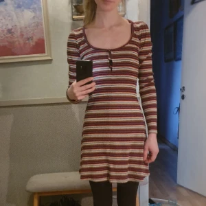 Randig miniklänning - Flerfärgad randig klänning från asos i lätt strukturerat tyg Sparsamt använd.