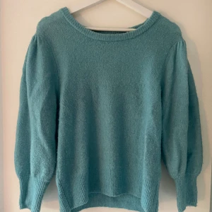 Stickad turkos tröja från bikbok  - Säljer denna turkosa stickade tröja från bikbok i ull blandning. Inte använda av mig men köpt second hand förra året för 180kr, därav priset. För övriga frågor skriv gärna privat🙏🏽🥰