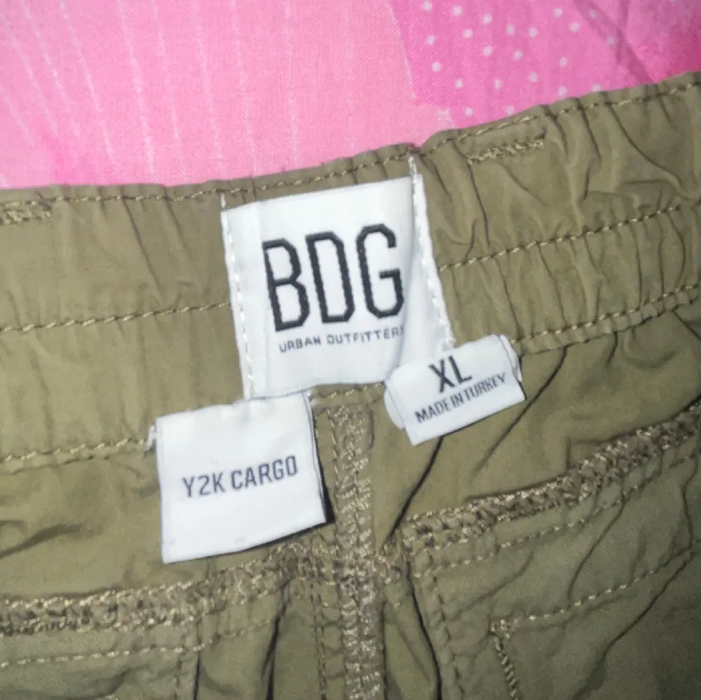 Cargo byxor JÄTTE FINA från Urban outfitters!! Kolla sista bild för att se att det är lite sliten längst ner på byxorna. Köpte dem för 699 tror jag och jag säljer dem för 299. Jeans & Byxor.