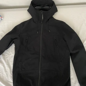 Cp company jacka - Hej säljer min jacka för den kommer inte till någon användning längre.  Storlek M (48) Kom på pm du är intresserad. Man får testa jackan innan man köper om man vill, om du bor i Norrköping. Kan frakta till en annan stad också om köparen står för frakten.