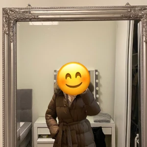 Dunjacka med päls - Säljer en dunjacka med päls i storlek S. Jackan är använd ett fåtal gånger så den är som ny, inga skador eller fläckar etc. Den är köpt för 2799kr.