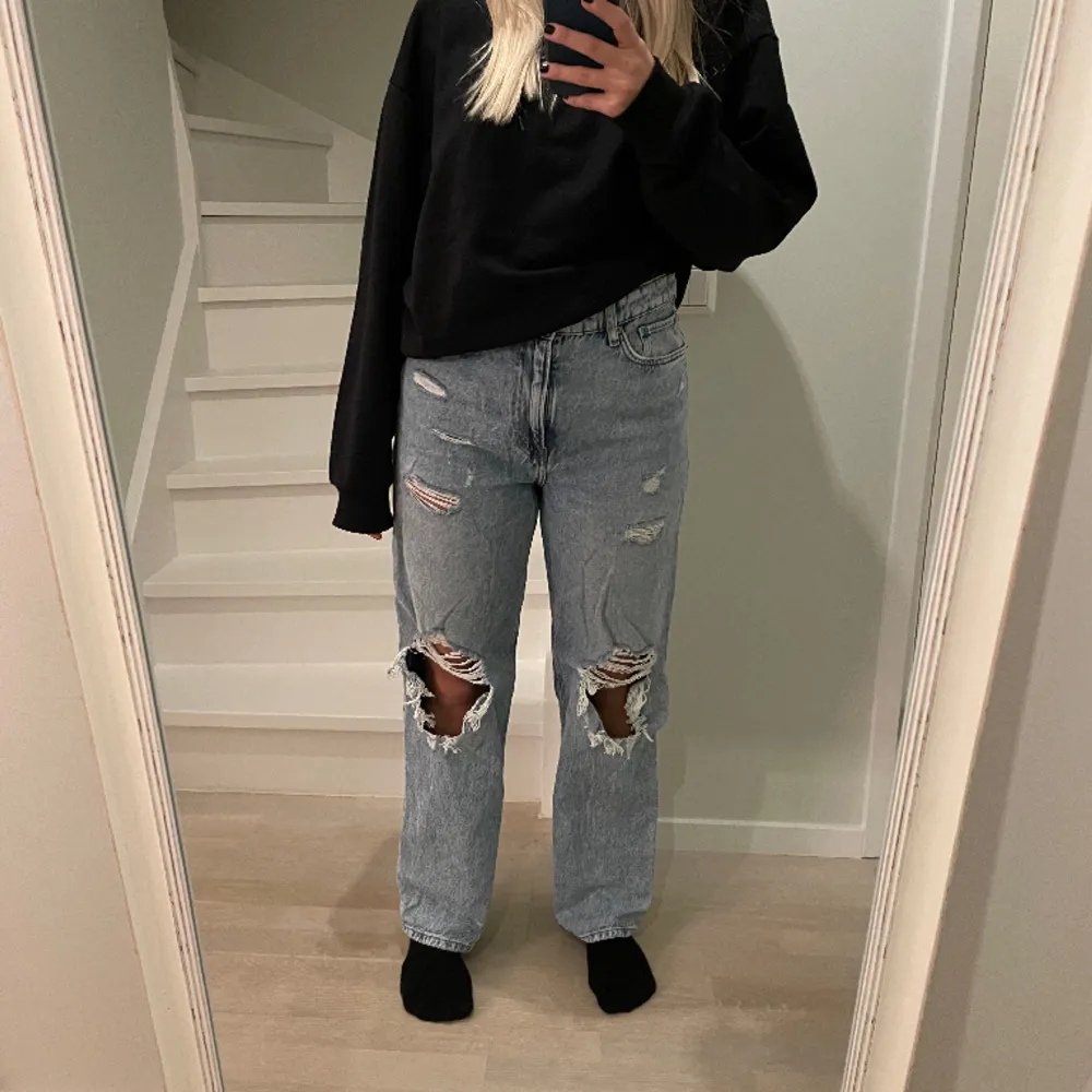 Jeans med slitningar i modellen loose straight, High waist från hm, gamla favoriter som inte kommer till användning längre men är i mycket bra skick!. Jeans & Byxor.