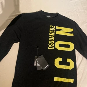 Dsquared2 sweatshirt  - Hej! Säljer min dsq2 sweatshirt som max är använd 10 gånger så den är i nyskick, storlek L men passar fint som M. Den är köpt på farfetch för över 4000 så det är prutat och klart. Skriv vid frågor eller fler bilder:)