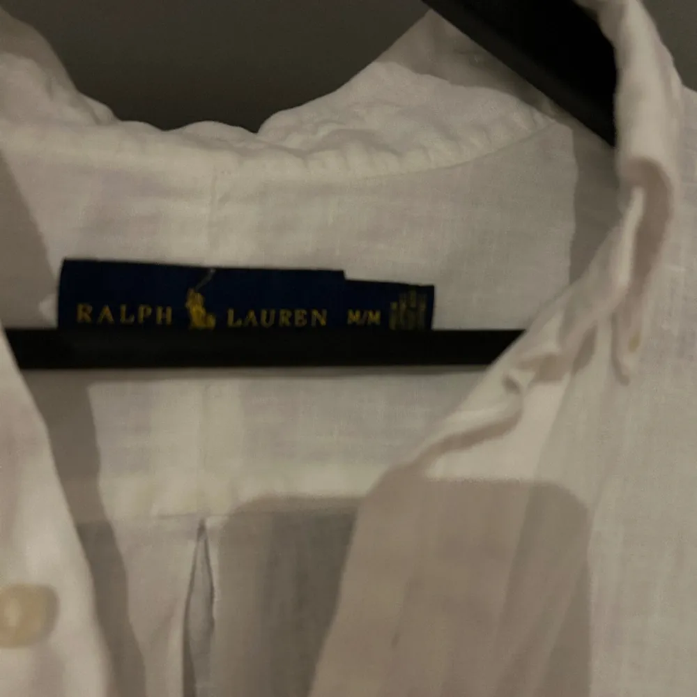 Grymt snygg linneskjorta från Ralph Lauren. Jättefint skick (I princip nyskick).  Strl M/M (USA), sitter som en L med klassisk avslappnad fit.  Nypris ca 1699kr. Skjortor.