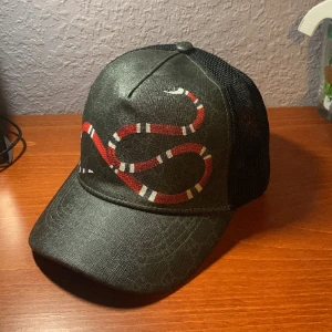 gucci snake keps - Säljer en gucci snake keps i svart färg Som är aldrig använd, vid fler frågor är det bara att fråga 