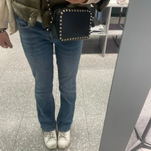 Zara low Waits jeans  - Jättesnygga jeans från zara low Waist, slutsålda. Köpta i somras och jättebra skick. Lappen klippte jag bort för att den kliade. Säljer för att dem blivit för stora 
