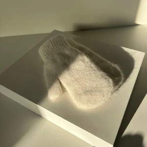 Vantar  - Missa inte årets julklapp! Just nu bjuder vi på gratis frakt fram till nyår! Super fina och mjuka tumvantar i färgerna svart och vitt! Vantarna är fodrade vilket håller dina händer varma i kylan.  Hör av dig vid intresse och frågor💞