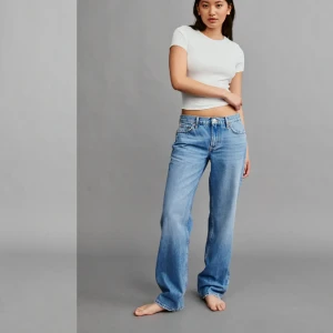 Low straight jeans - Low straight jeans från Gina. I mycket fint skick. Storlek 38 så passar ca 36-38. Köpta för 500kr