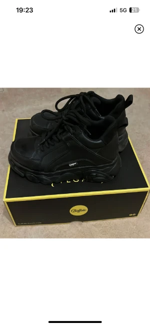 buffalo svarta skor - köpte runt 2020 och har knappt kommit till användning. Du kan föreslå ett pris! Tryck inte på köp nu!! 