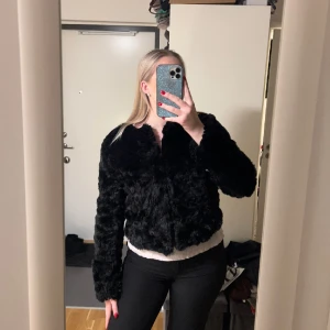 Pälsjacka  - Svart kort pälsjacka, superfin och najs material!!! Finns två små ”krokar” att stänga jackan med. Märket är oklart minns inte vart jag köpte den, och står storlek XL men skulle säga S/M, 