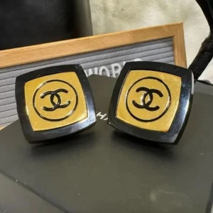 Chanel 80-tal vintage makeup samling kompakt pulver stil clip på örhängen - 100% AUTHENTIC Chanel makeup collection kompakt puderpalett jumbo cc clip on örhängen Skick: mycket bra, tecken på slitage Storlek: : 4.064cm×4.064cm   Stämpel: Chanel 