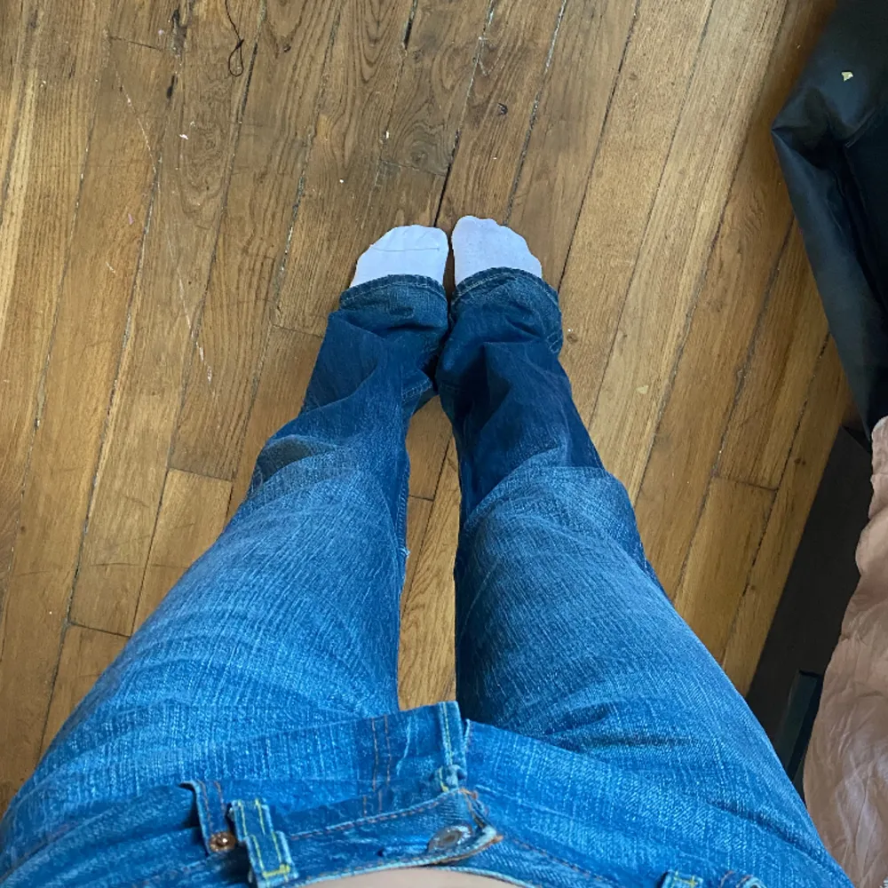 Lågmidjade Levis jeans i modellen 501, de är vintage och köpta för 90 eur här i paris!! Storlek 30/34 vilket motsvarar ett midjemått på 77cm och innerbenslängd på 89 dom är helt stört långa som ni ser på mig!! Jag är 170 för referens!!  💗. Jeans & Byxor.