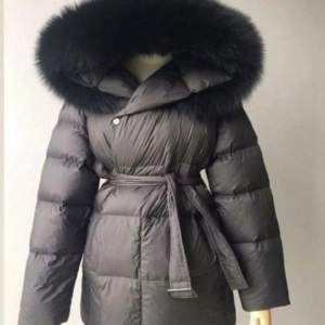 Söker en seriös köpare som är i behov av en jacka i nyskick som denna. Håller dig varm under vintern och får plats med tjocktröja. Köpt för 2,800. Du har möjlighet att testa den 💗💕 får en fin passform💕💗