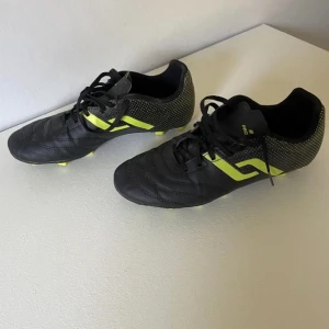 Fotbollsskor  - Fotbollsskor för gräs, använda en halv säsong i storlek 39 