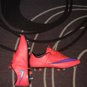 Nike mercurial. - Väldigt sällsynta mercurial skor som är i mycket bra kvalite inget fel på dem. Skruvdobb, Storlek 44