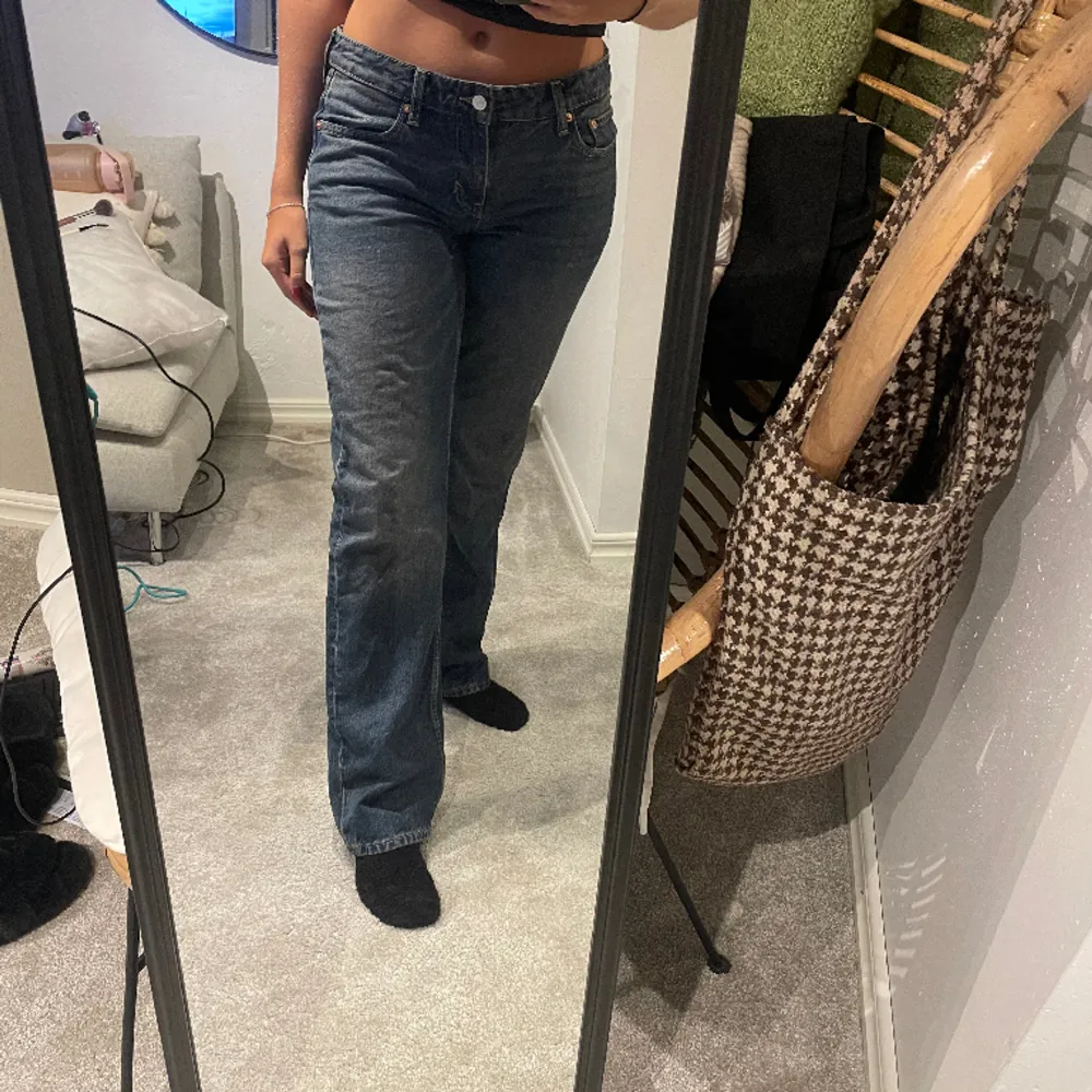 Lågmidjade jeans från weekday som är använda ett fåtal gånger. Storlek W29, L34, jag är 172 lång. Nypris 590kr, hör gärna av dig vid andra frågor:). Jeans & Byxor.