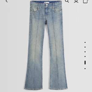 Säljer dessa trendiga jeans från bershka som är slutsålda. Endast använda 1 gång.  