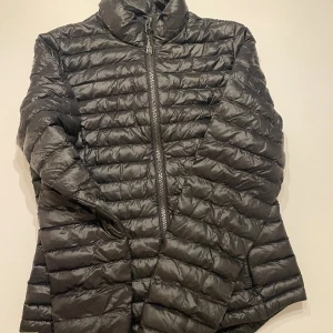 Lättviktsjacka - Fin oanvänd svart Lättviktsjacka från Everest i dammodell. Nypris 899kr. 