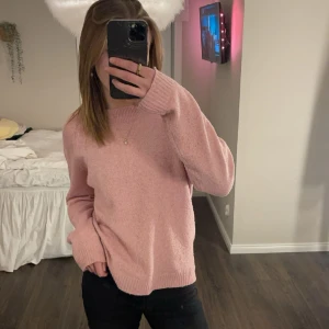 Rosa stickad tröja  - Rosa stickad tröja från vero Moda. Storlek M men passar storlek S ockdå. Använd och lite nopprig men annars i bra skick 💞 