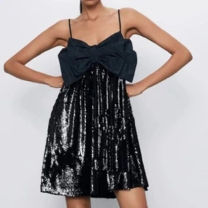 Zara klänning  - Så snygg klänning med rosett och glitter. Köpt från zara. Perfekt till nyår eller fest💕 pris kan diskuteras vid snabbaffär 