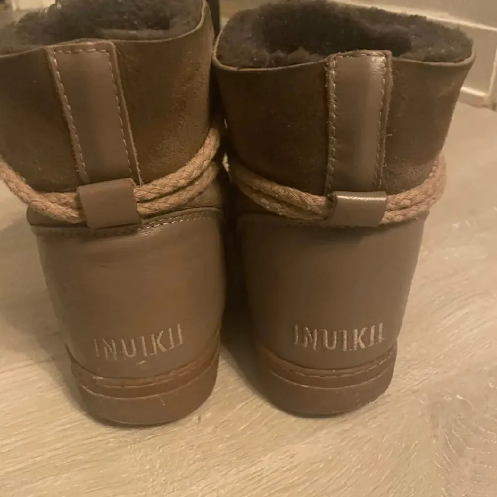 Säljer dessa inuikii skor i jättefint skick. Säljer pga de inte passade. Bilderna är från hon jag köpte av💗💗. Skor.