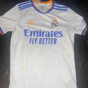 Real Madrid 21/22 hemma ställ - Köpt för 600. Kan diskutera ett annat pris om ni inte är nöjda!