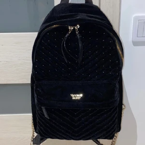 Ryggsäck från Victoria’s Secret - Supercool velour ryggsäck från Victoria’s Secret. I fin skick förutom att tyget har lossnat i sömmen inne i väskan men det går nog lätt att fixa. Svart med gulddetaljer🥰