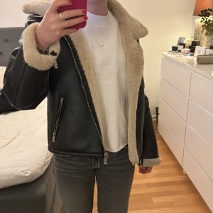 Nakd jacka  - Säljer denna snygga NA-KD jacka då den inte kommer till användning längre. Skicket är som ny och den är i storlek 36. Pris: 600 + frakt. Pris går att diskutera. 