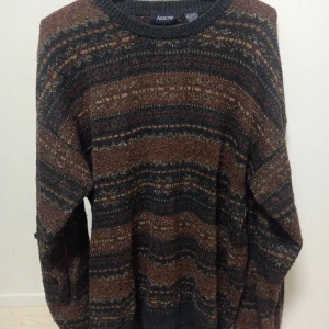 Mysig tröja stickad stl - L  - Mysig tröja av märket "arrow" i höstiga färger. rättså gott skicka, inga hål men lite nopprig i tyget :3  har vart i min ägo länge, säljes pga rensning i garderob. 