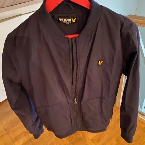 Lyle scott jacka - Fin lyle scott jacka som är använt en del men funkar lika bra. Skick 7-10 men det kanske är mer en vårjacka 