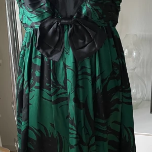 Fest Klänning i silke - Finns 2 st  Storlek 36 och 38 Rosetten är lätt att ta bort