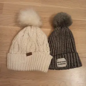 Två väldigt fina mössor från H&M med pom poms i fusk päls!  Storlek 134/152 Den ljusa är fodrad inuti vilket gör den ännu mer passande för kalla vintrar!  Den gråa är inte fodrad och är lite nopprig, men annars i perfekt skick och passar många väder!  