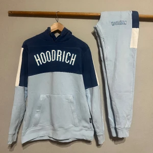 Hoodrich Tracksuit  - Säljer min blåa hoodrich tracksuit. Nypris 1200kr, lite sliten, passar för dig som har storlek S och XS 