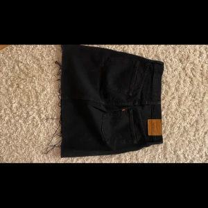 Svart jeanskjol - Säljer en super fin Levis kjol. Sparsamt andvänt❣️ Nypris var 800kr❤️